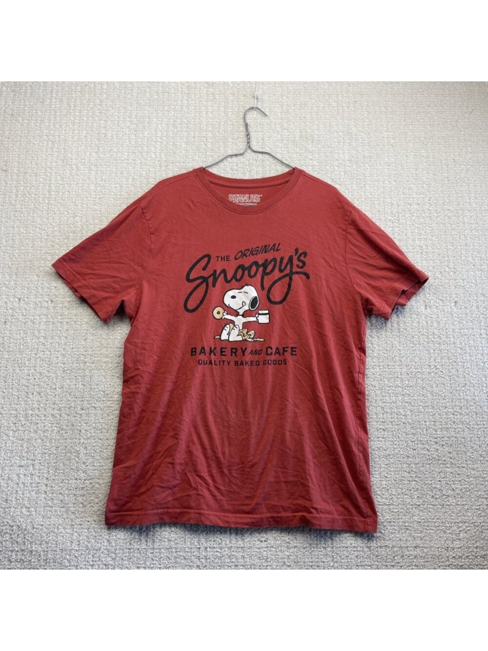 Peanuts Snoopy Bakery & Cafe Graphic Comics Mens Sz L Faded Red T shirt Read